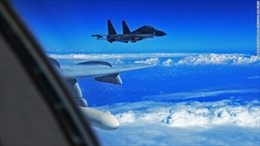 Hai máy bay chiến đấu Trung Quốc chặn máy bay Mỹ